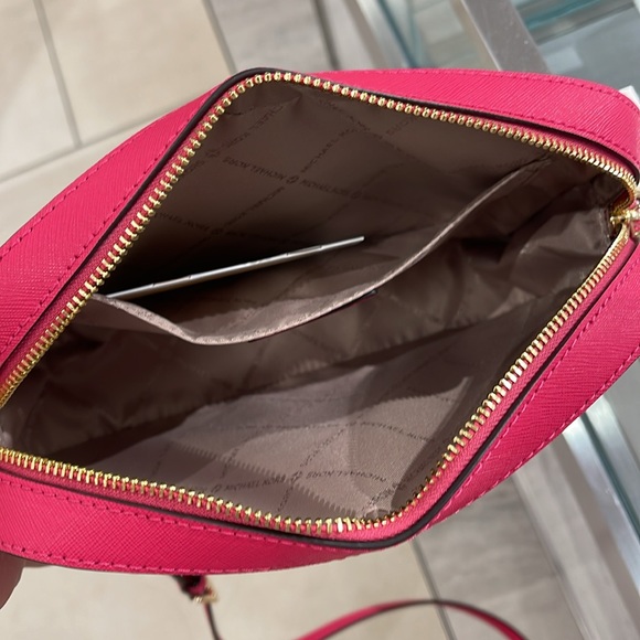 MICHAEL KORS
Jet Set Large Saffiano Leather Crossbody Bag
ELECTRIC PINK
NWT - Picture 12 of 16